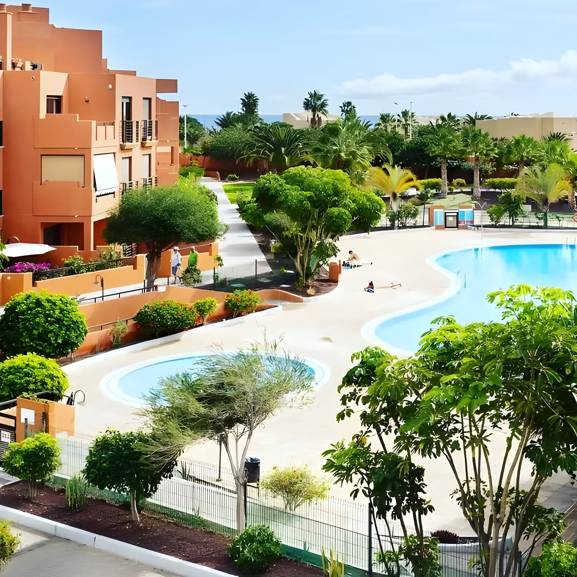 Jardines y piscina del complejo con el Atlántico al fondo