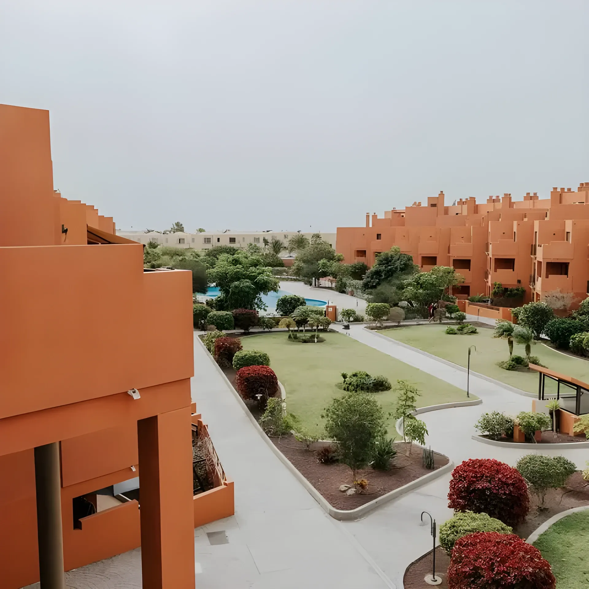 Zonas verdes y edificios del Residencial Sotavento III