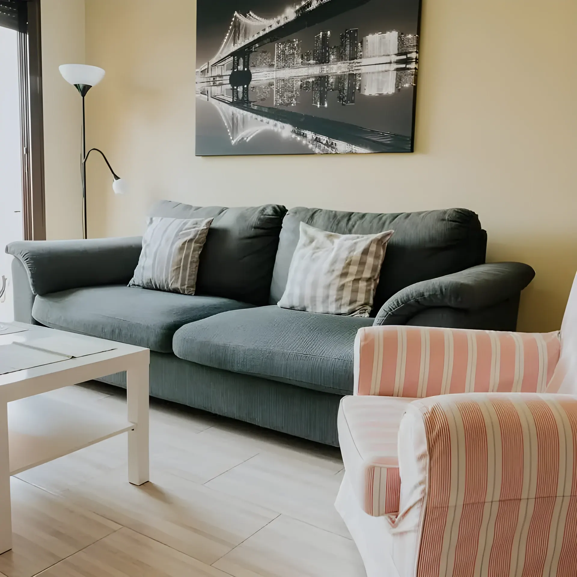 Salón con sofá y acceso a la terraza