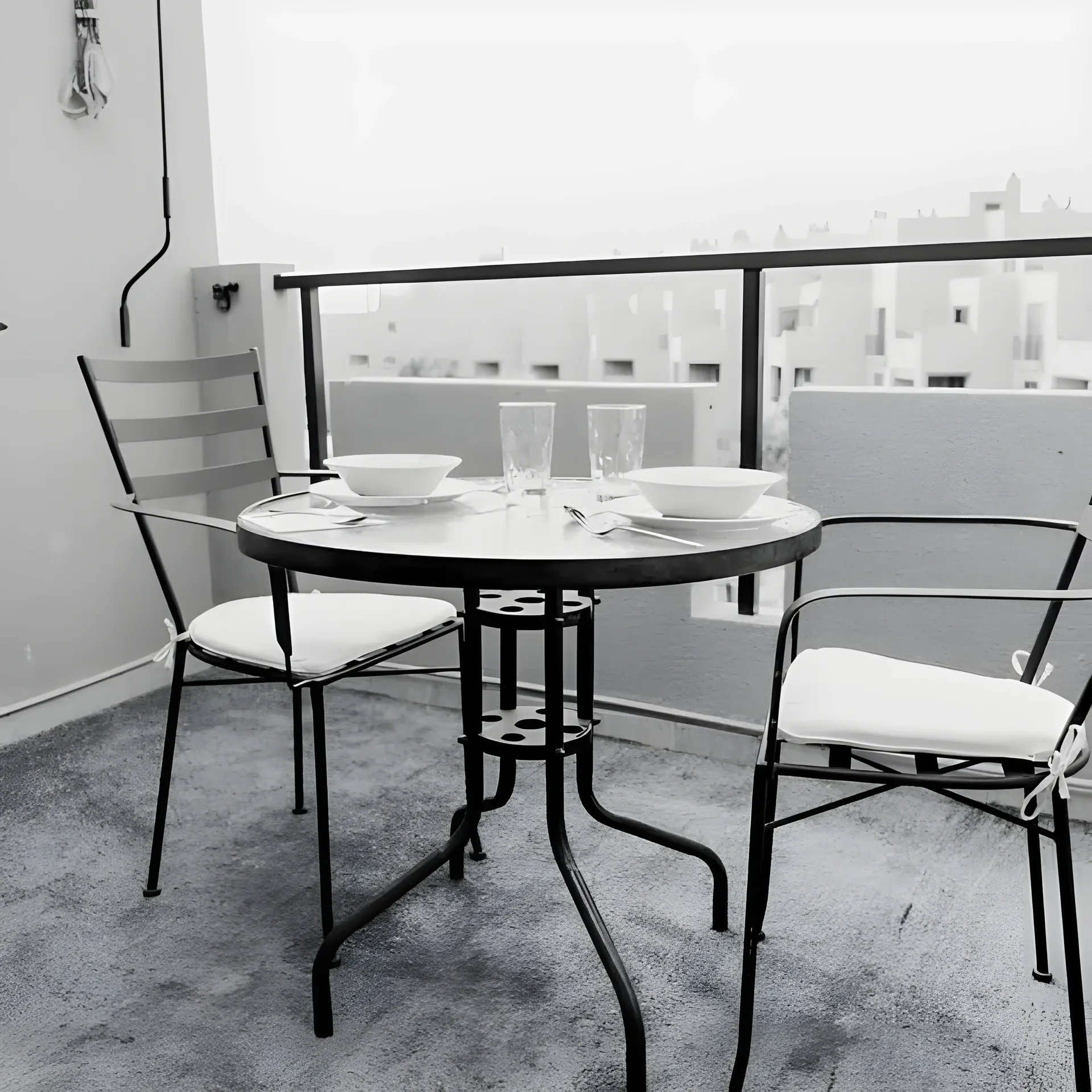 Mesa y sillas en la terraza del apartamento
