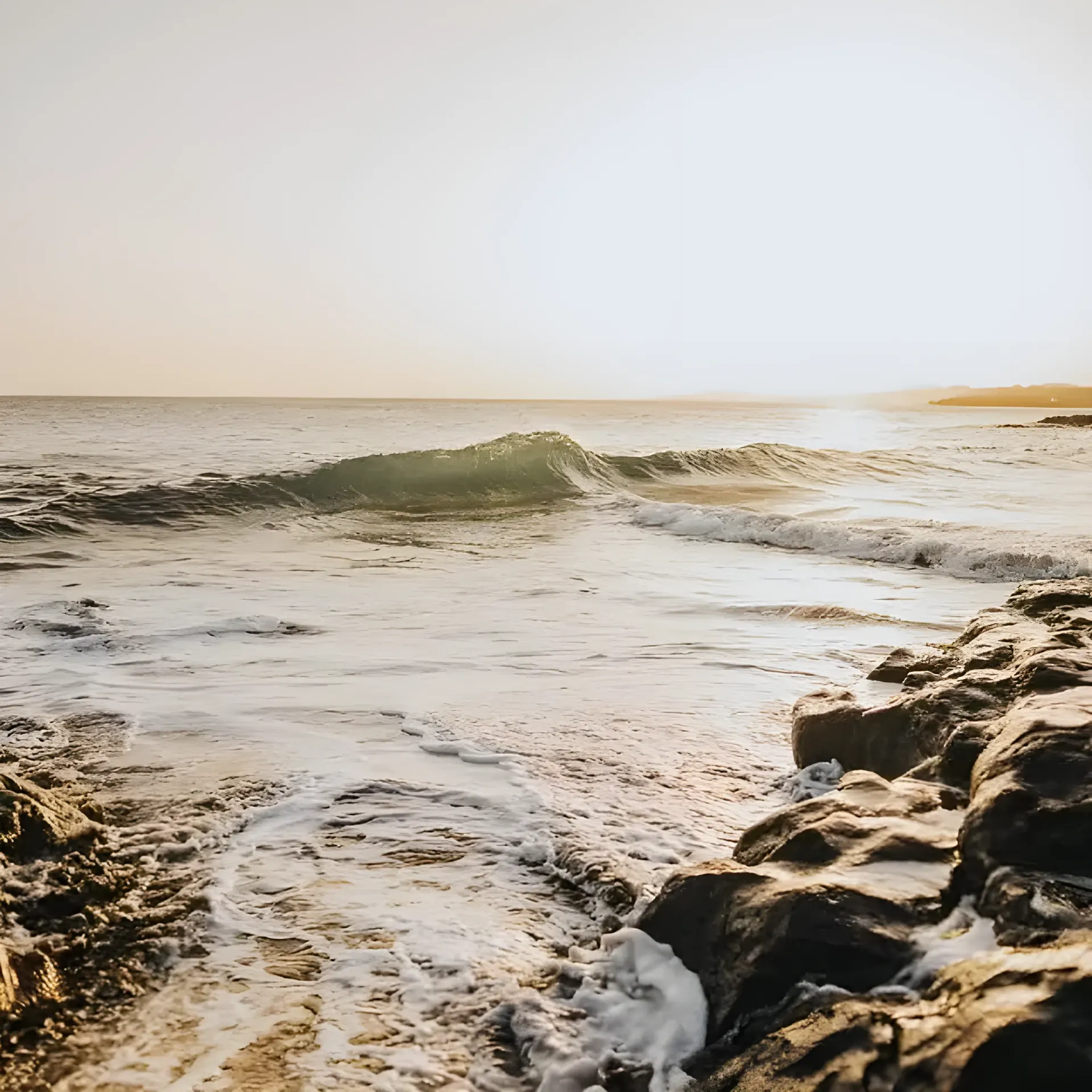Atardecer sobre las olas en la costa de El Médano