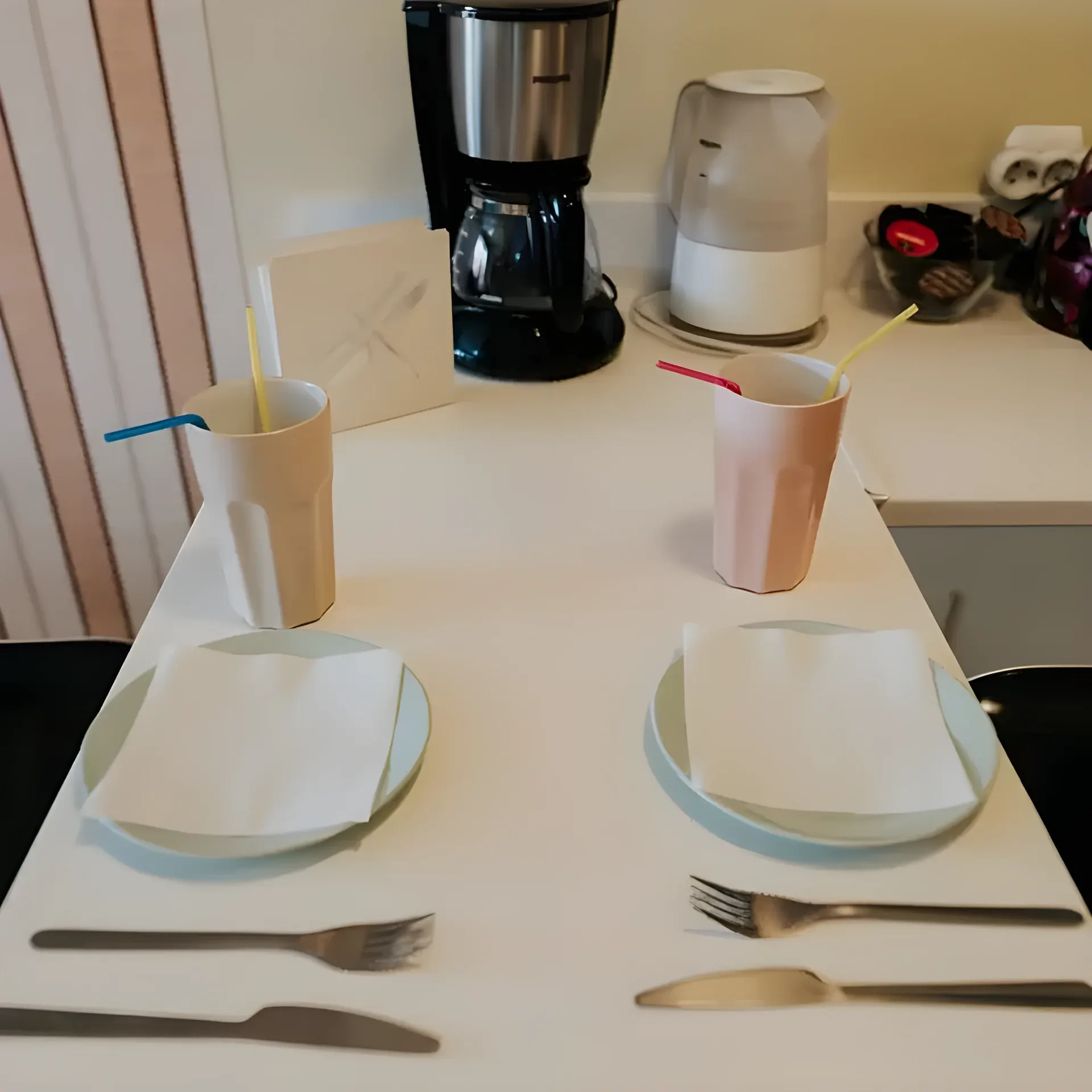 Barra de la cocina preparada para el desayuno